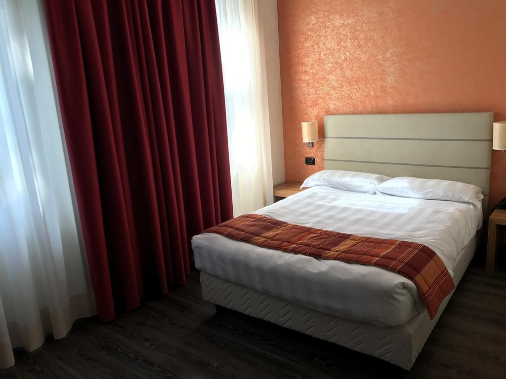 Bis Hotel Varese Exterior photo